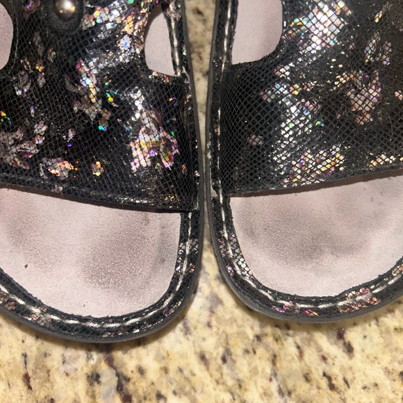 Alegria Peggy Black shimmer leather adjustable slide sandals. Size 38 (8/8.5) - Picture 4 of 9